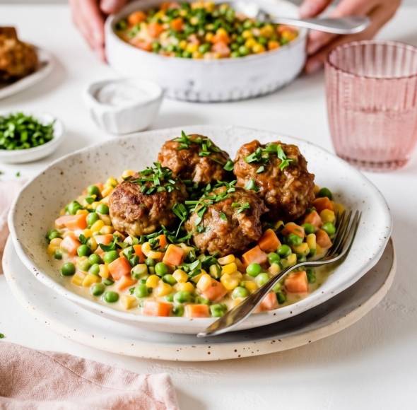 Frikadellen mit Rahmgemüse