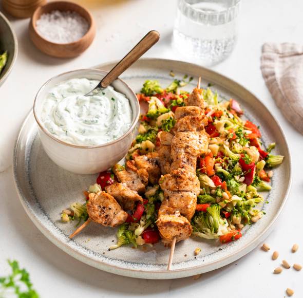 Hähnchenspieße mit Brokkolisalat und Kräuterquark