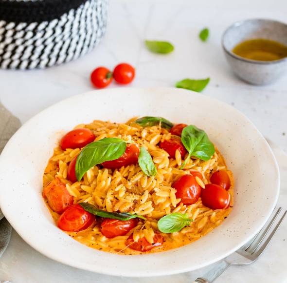 Tomate Mozzarella Orzo One Pot