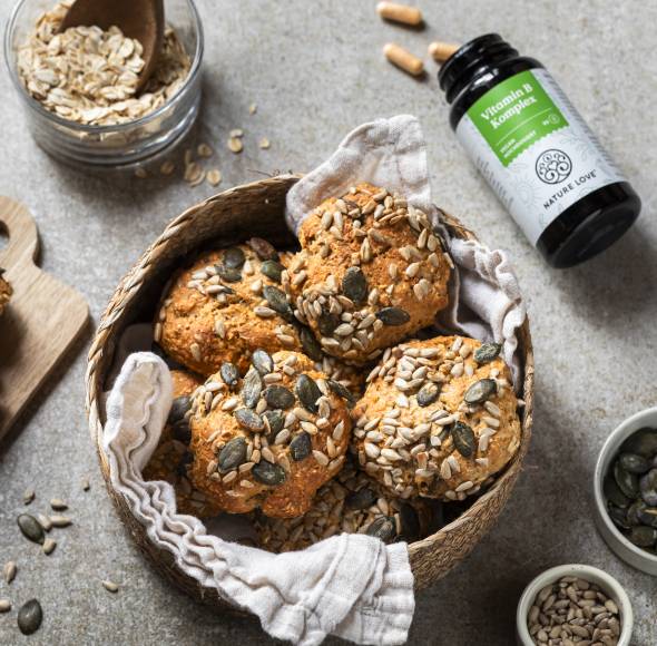 Vitalbrötchen mit Nature Love Kapseln daneben