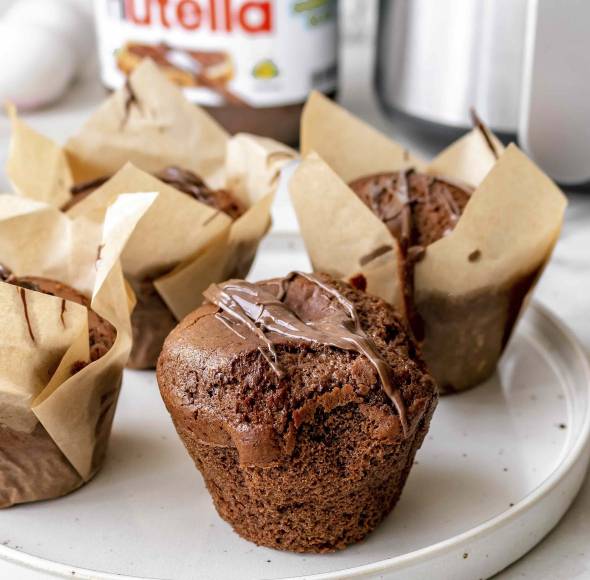 Schokomuffins mit Nutella auf einem Teller vor einem Airfryer