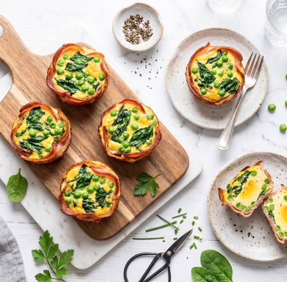 Bacon-Muffins mit Spinat, Erbsen und Ei