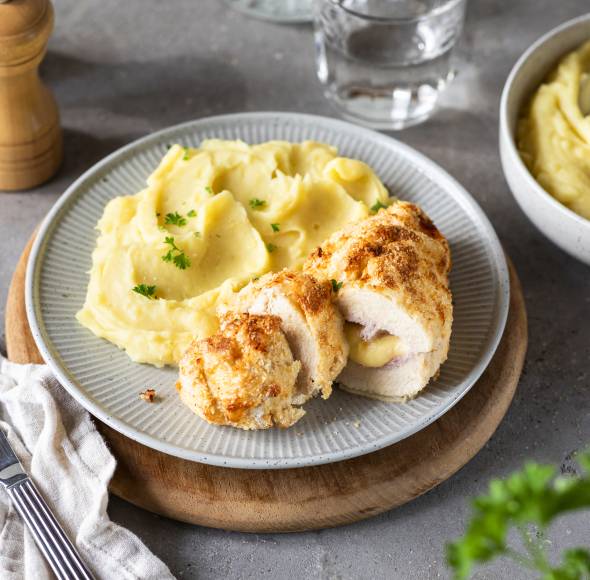 Kartoffelpüree und gefülltes Hähnchen-Schnitzel