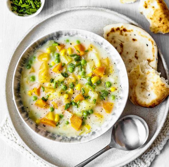 Cremige Gemüsesuppe mit Mais, Erbsen, Karotten, dazu Brot