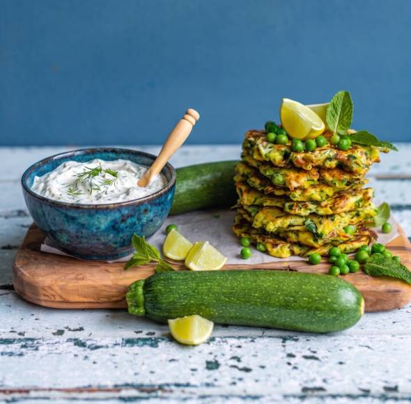 Zucchini-Erbsen-Puffer mit Feta-Dip