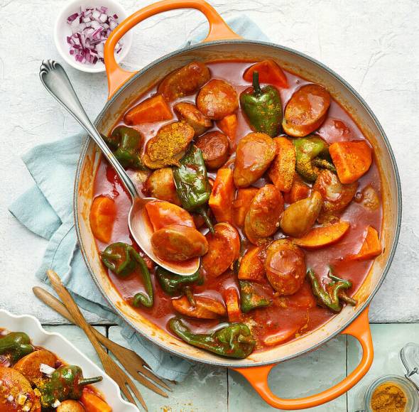 Currywurst Gulasch in einem Topf
