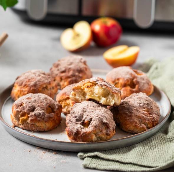 Apfelballen aus dem Airfryer auf rundem Teller