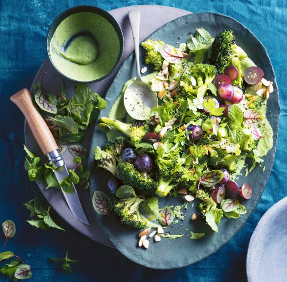 Brokkolisalat mit Trauben, Mandeln und grünem Dressing