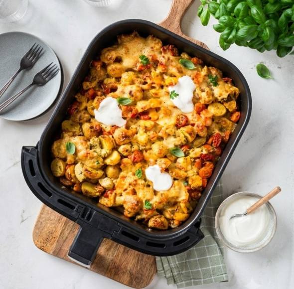 Airfryer Garkorb mit Kartoffeln und Käse überbacken
