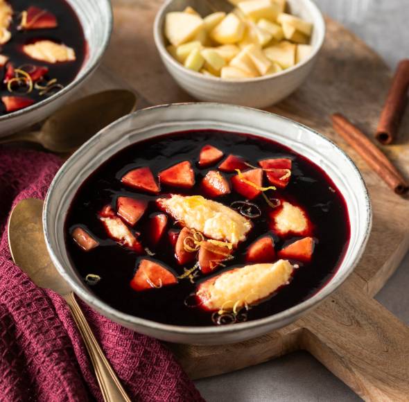 Fliederbeersuppe mit Grießklösen