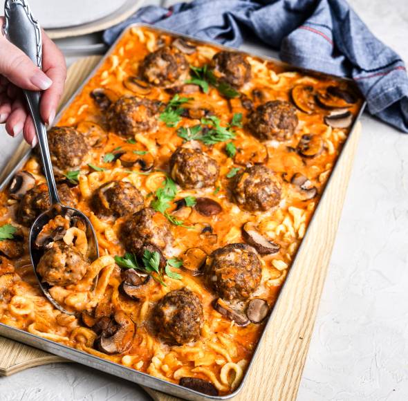 Hackbällchen-Jäger-Feierabendblech mit Spätzle und Champignons