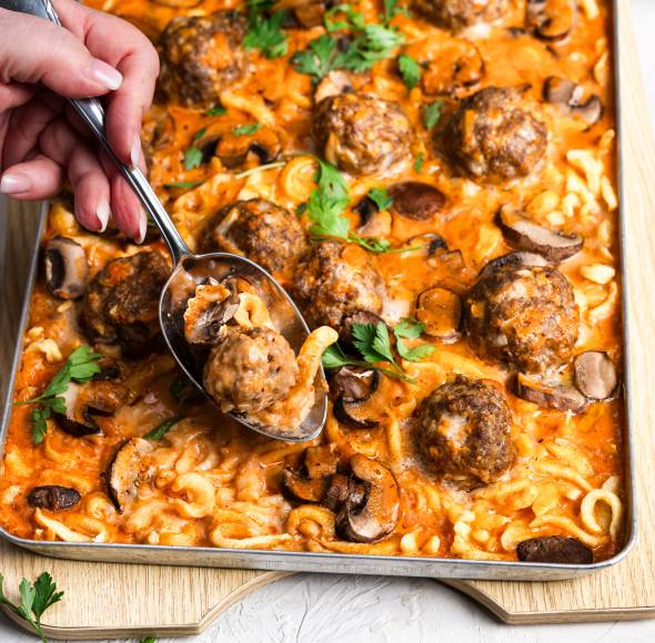 Hackbällchen-Jäger-Feierabendblech mit Spätzle und Champignons