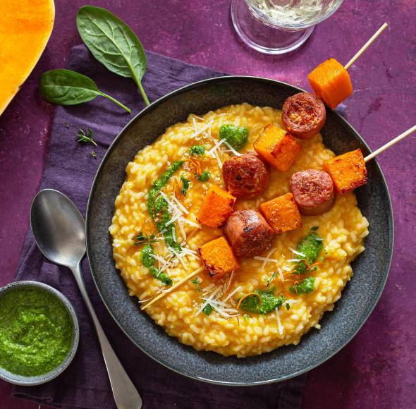 Kürbisrisotto mit Bratwurstspießen