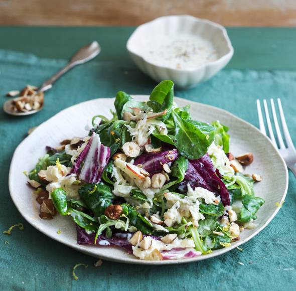 Pastinakensalat mit Apfel und Haselnüssen