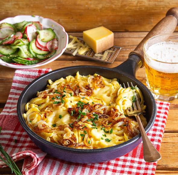 Schnelle Käsespätzle mit Gurken-Radieschen-Salat