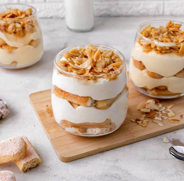 Bienenstich-Becher geschichtet im Glas mit gehobelten Mandeln