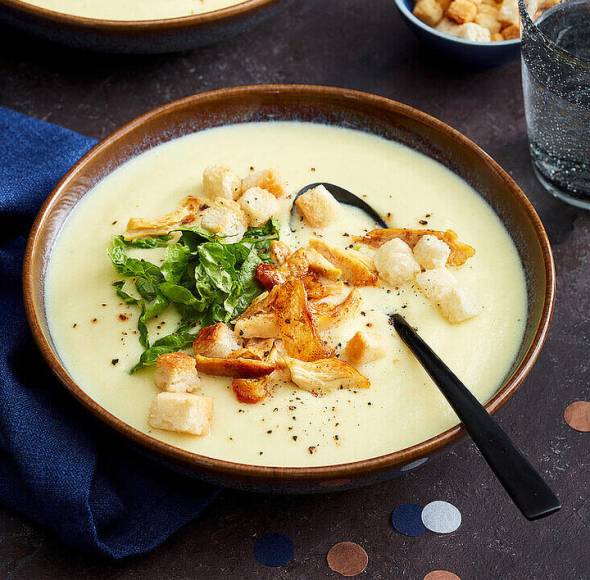 Helle Suppe mit Croutons