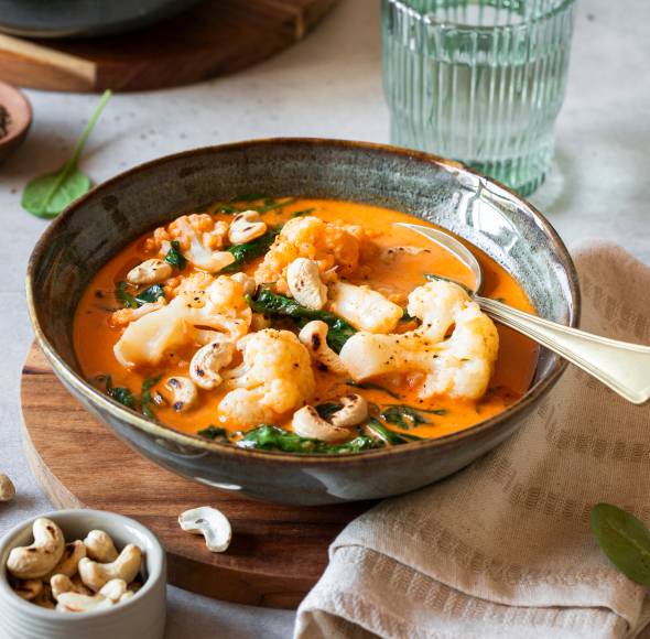 Feel-Good-Curry mit Blumenkohl, Spinat und Cashews