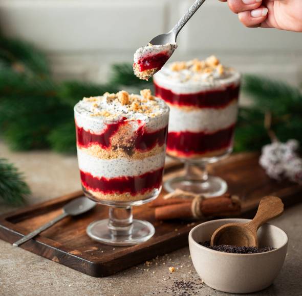 Mohn-Dessert mit Zwetschgenkompott