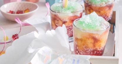 Alkoholfreier Regenbogen-Slush