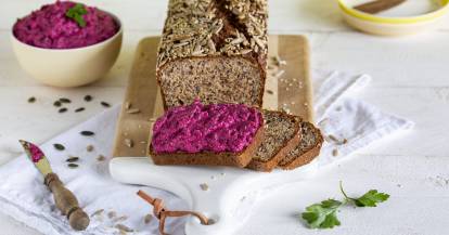 Eiweißbrot mit Rote-Bete-Creme