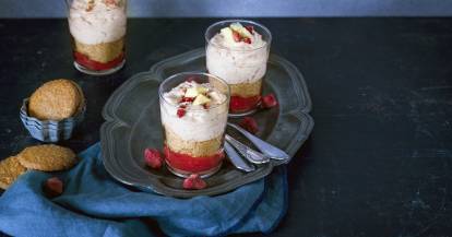 Erdbeer-Sahnedessert mit Haferkeksen