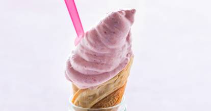 Cremiges Erdbeer-Softeis