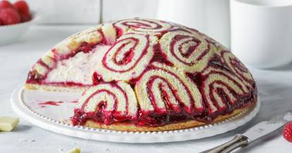 Frischkäse-Kuppeltorte mit Fruchtfüllung