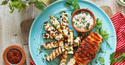 Gegrilltes Hähnchenbrustfilet im Pancettamantel mit Sellerie und Parmesandip