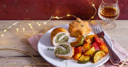 Hähnchenrouladen mit Ratatouille und Parmesanscones