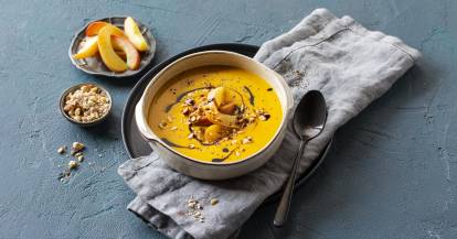 Kürbissuppe mit Äpfeln und Haselnüssen