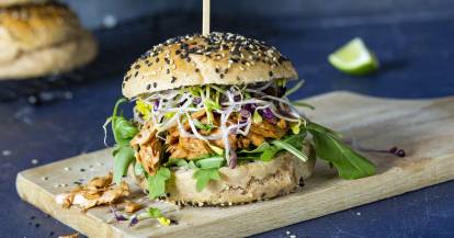 Lachs Burger (Dinkelbrioche, Pulled Lachs in Teriyaki-Soße, Rucola, Sprossen)