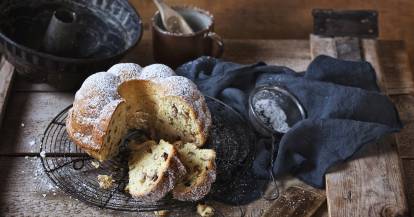 Marzipan-Gugelhupf mit Haselnüssen