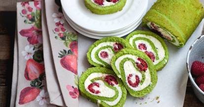 Matcha-Biskuitrolle mit Himbeeren