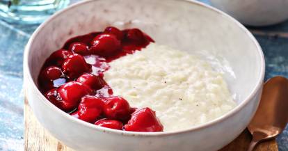 Milchreis mit heißen Kirschen