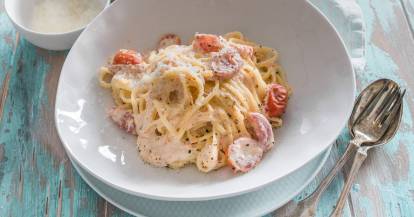 Nudeln mit Lachs in Tomaten-Sahnesoße