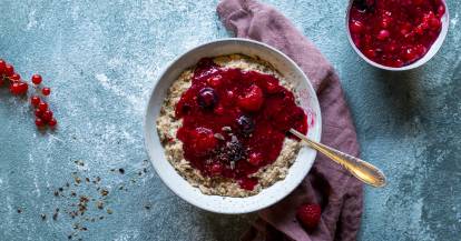 Porridge mit Waldbeergrütze