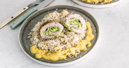 Putenröllchen mit Bärlauch-Käsefüllung auf Gemüseschaum