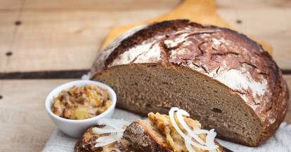 Roggenlandbrot mit Zwiebelschmalz