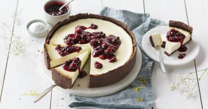 Rote-Grütze-Käsekuchen mit Schokoboden