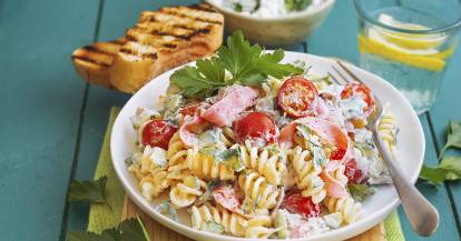 Schneller Nudelsalat mit Zaziki-Dressing