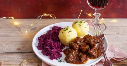 Wildgulasch mit Rotkohl und Klößen