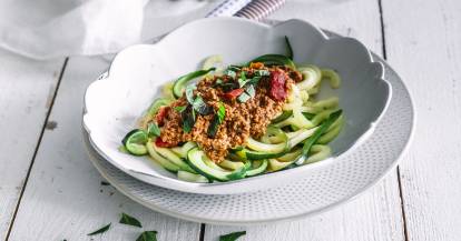 Zucchini-Nudeln mit Paprika-Bolognese