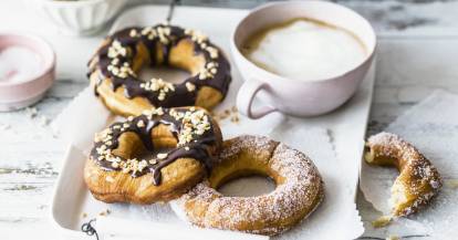 Cronuts mit Puderzucker und Schokolade