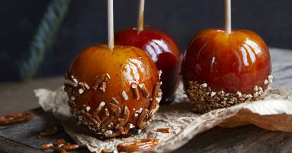 Karamelläpfel mit Nuss- und Brezel-Deko