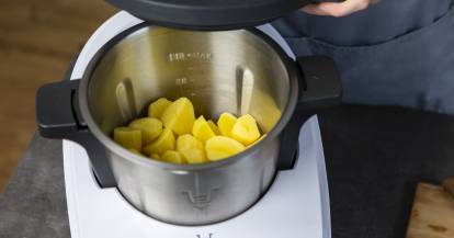 Monsieur Cuisine mit geschälten Kartoffeln