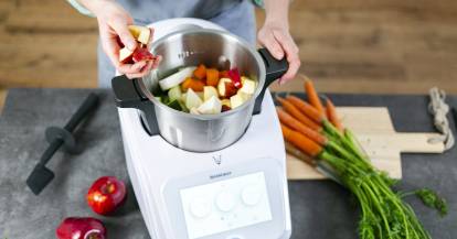 Monsieur Cuisine mit Gemüse auf grauer Küchenablage