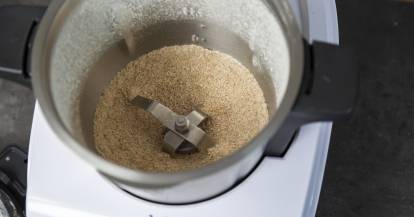 Draufsicht auf gemahlenes Mehl im Monsieur Cuisine