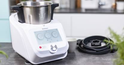 Monsieur Cuisine auf grauer Arbeitsfläche in weißer Küche