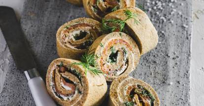 Pfannkuchen-Röllchen mit Frischkäse und Lachs